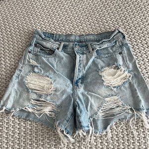 Boyfriend Fit Frayed high rise shorts